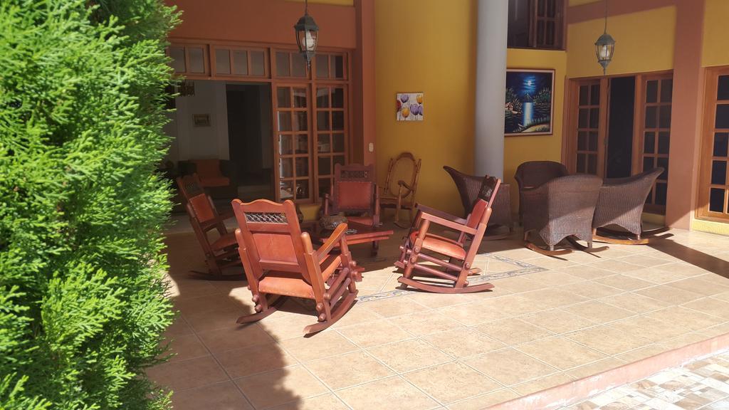 Hotel Los Pinos Managua Exterior photo